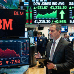 Telas digitais de negociação de ações em Nova York mostrando variações mistas após divulgação do CPI, com as bolsas de NY fecham em alta e queda brusca na cotação da IBM.