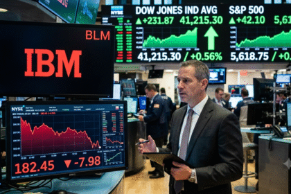 Telas digitais de negociação de ações em Nova York mostrando variações mistas após divulgação do CPI, com as bolsas de NY fecham em alta e queda brusca na cotação da IBM.